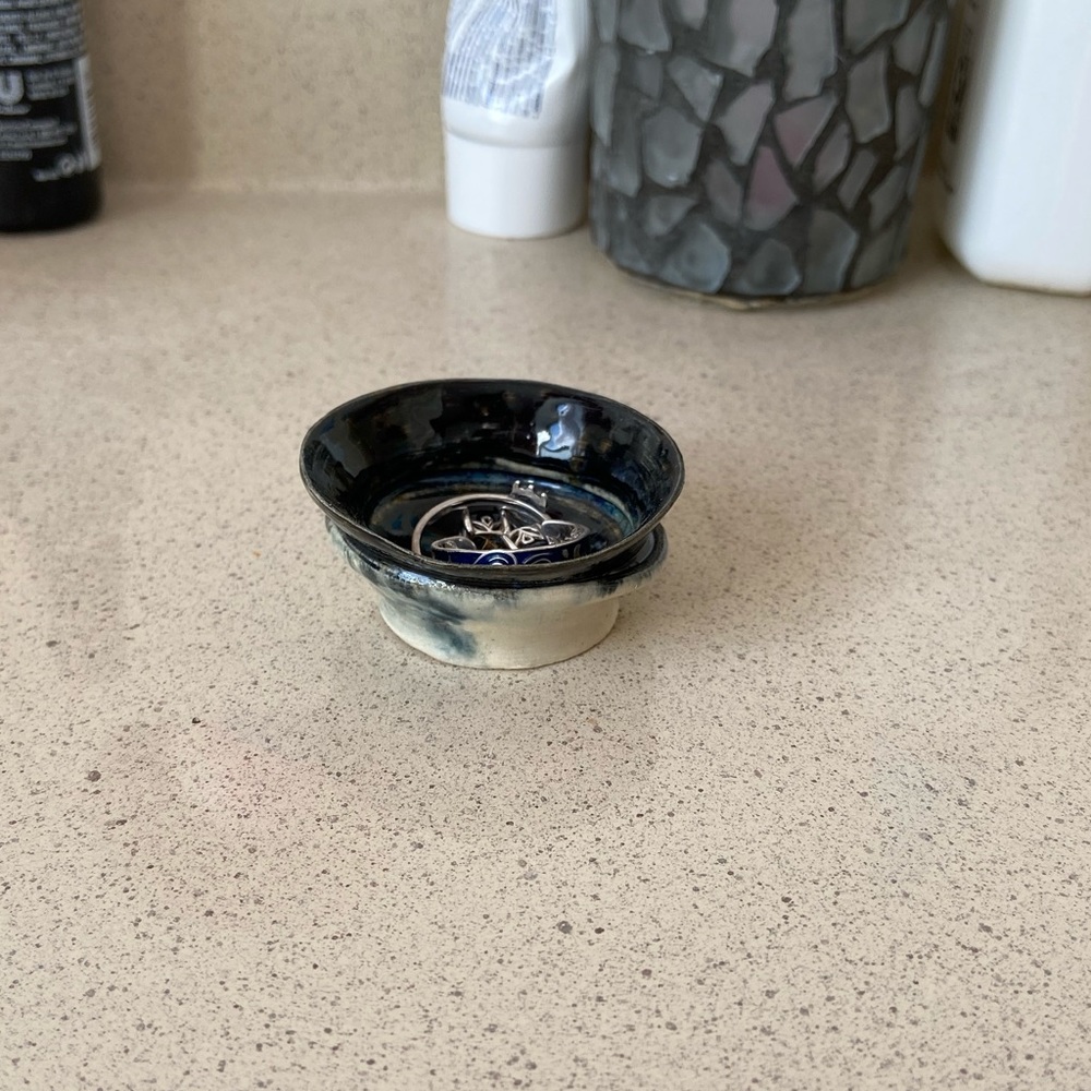 Floppy black and white ring dish